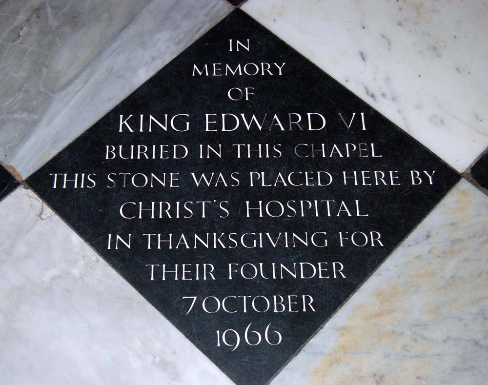Stone reading: 'IN MEMORY OF KING EDWARD VI BURIED IN THIS CHAPEL THIS STONE WAS PLACED HERE BY CHRIST'S HOSPITAL IN THANKSGIVING FOR THEIR FOUNDER 7 OCTOBER 1966'