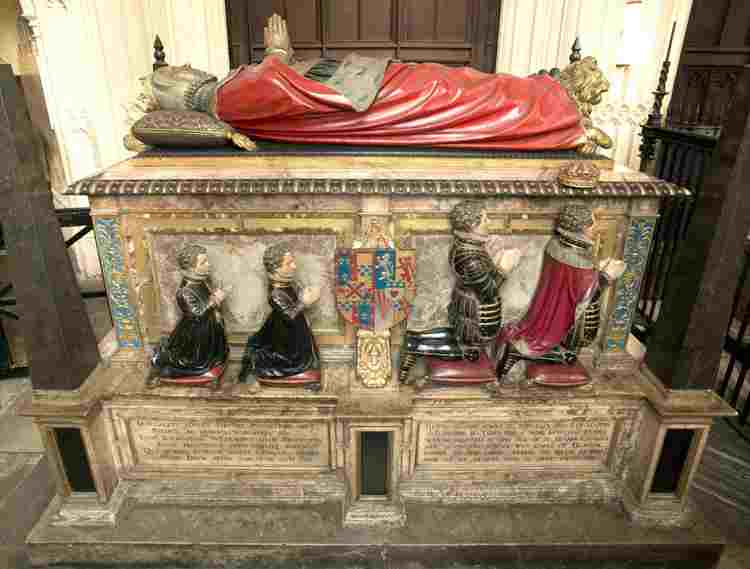 Tomb of Margaret Douglas, Countess of Lennox, her effigy on top, four kneeling statues of her children on the side