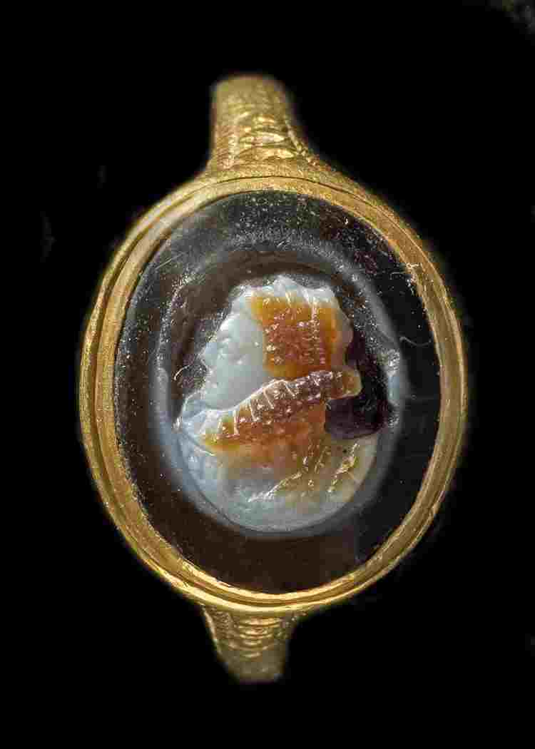 Gold ring with a sardonyx cameo bust of Elizabeth I wearing an auburn wig known as the