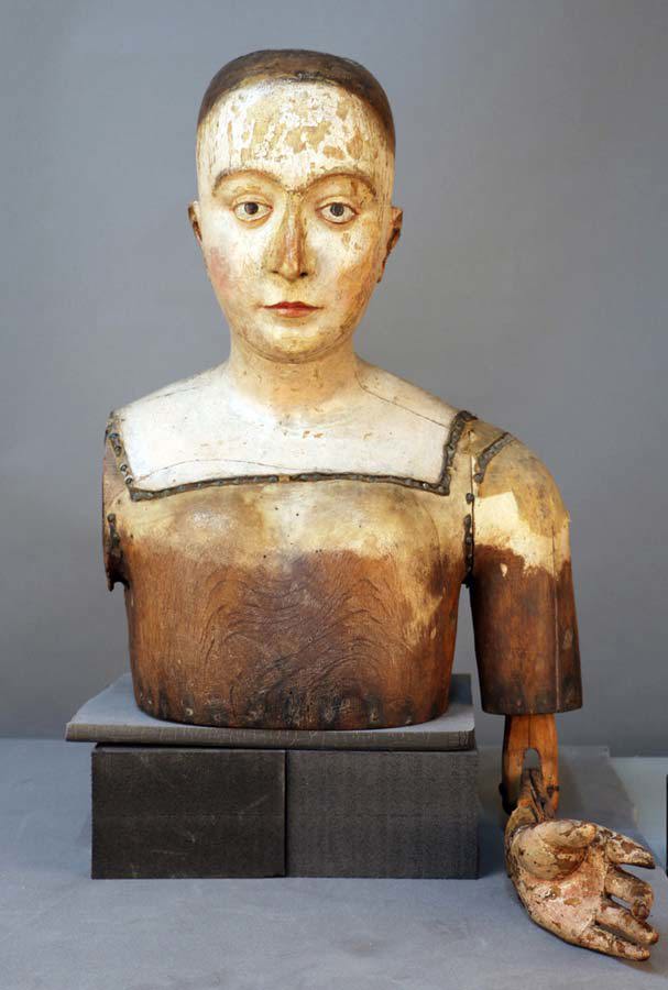 Wooden funeral effigy of Elizabeth of York - head, shoulders and arms - right arm missing