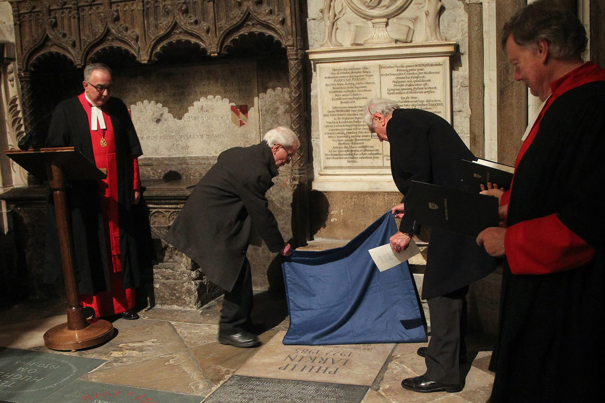 Dr Anthony Thwaite OBE, President of The Philip Larkin Society, and Professor of Edwin Dawes, Chair of The Philip Larkin Society, unveils the memorial