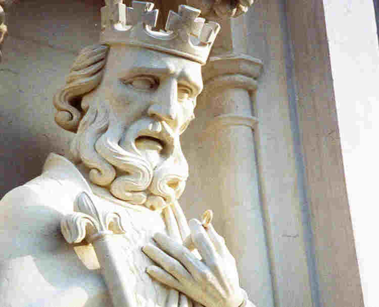 Photograph of St Edward the Confessor statue in Westminster Abbey