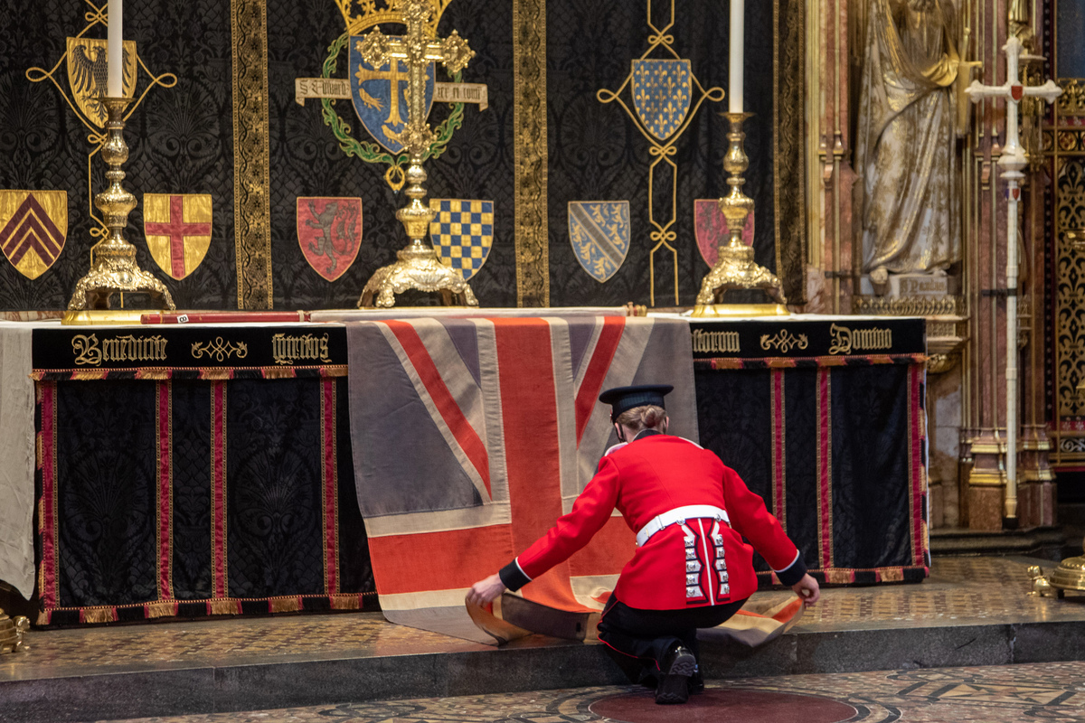 Royal Family marks Unknown Warrior centenary