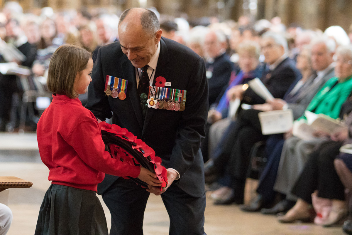 Catherine Taylor presents the New Zealand wreath to His Excellency the High Commissioner for New Zealand