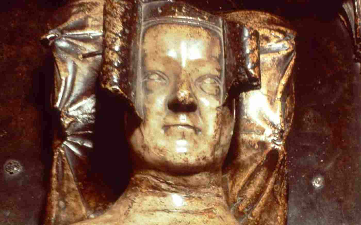 Bronze tomb effigy of Philippa of Hainault