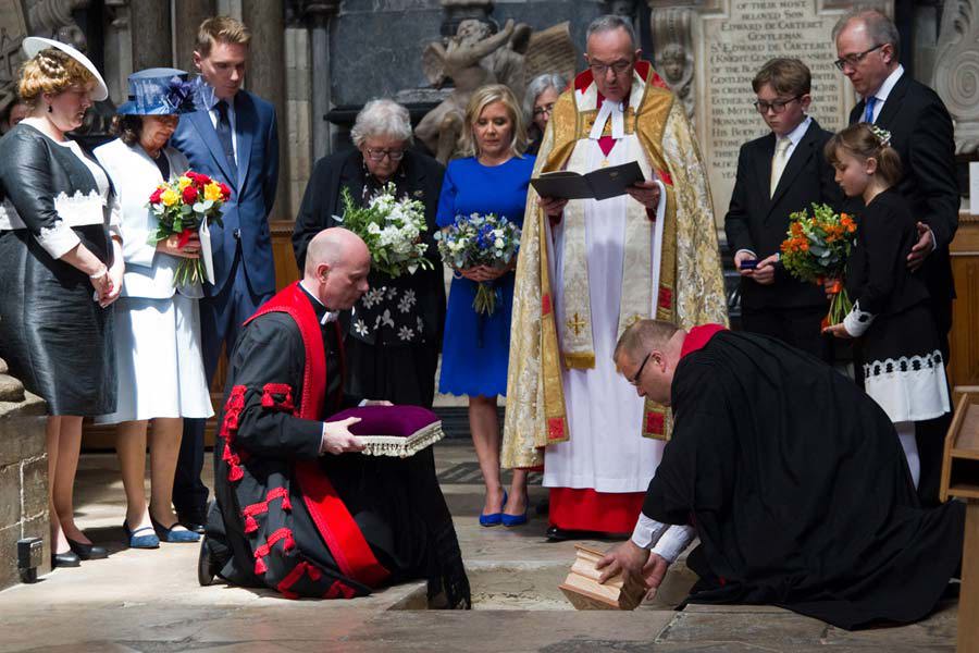 Ashes of Stephen Hawking buried in the Abbey