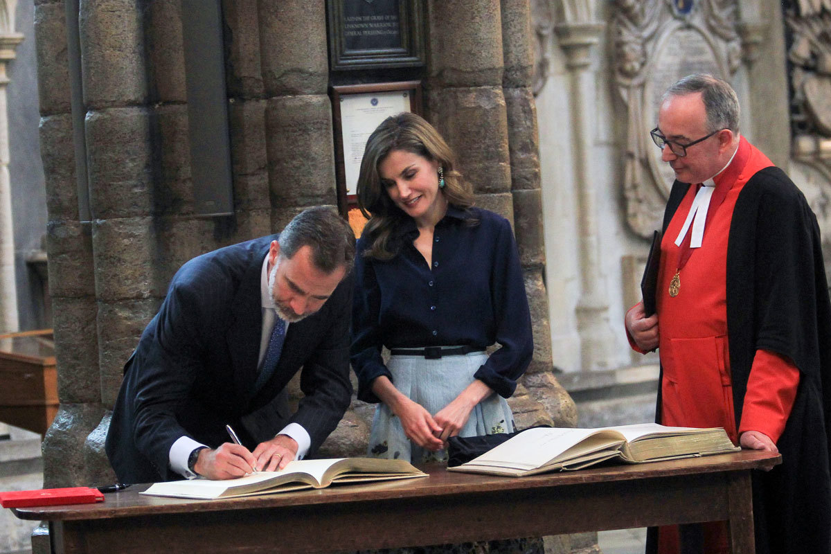King Felipe VI and Queen Leitzia of Spain sign the Distinguished Visitors' Book