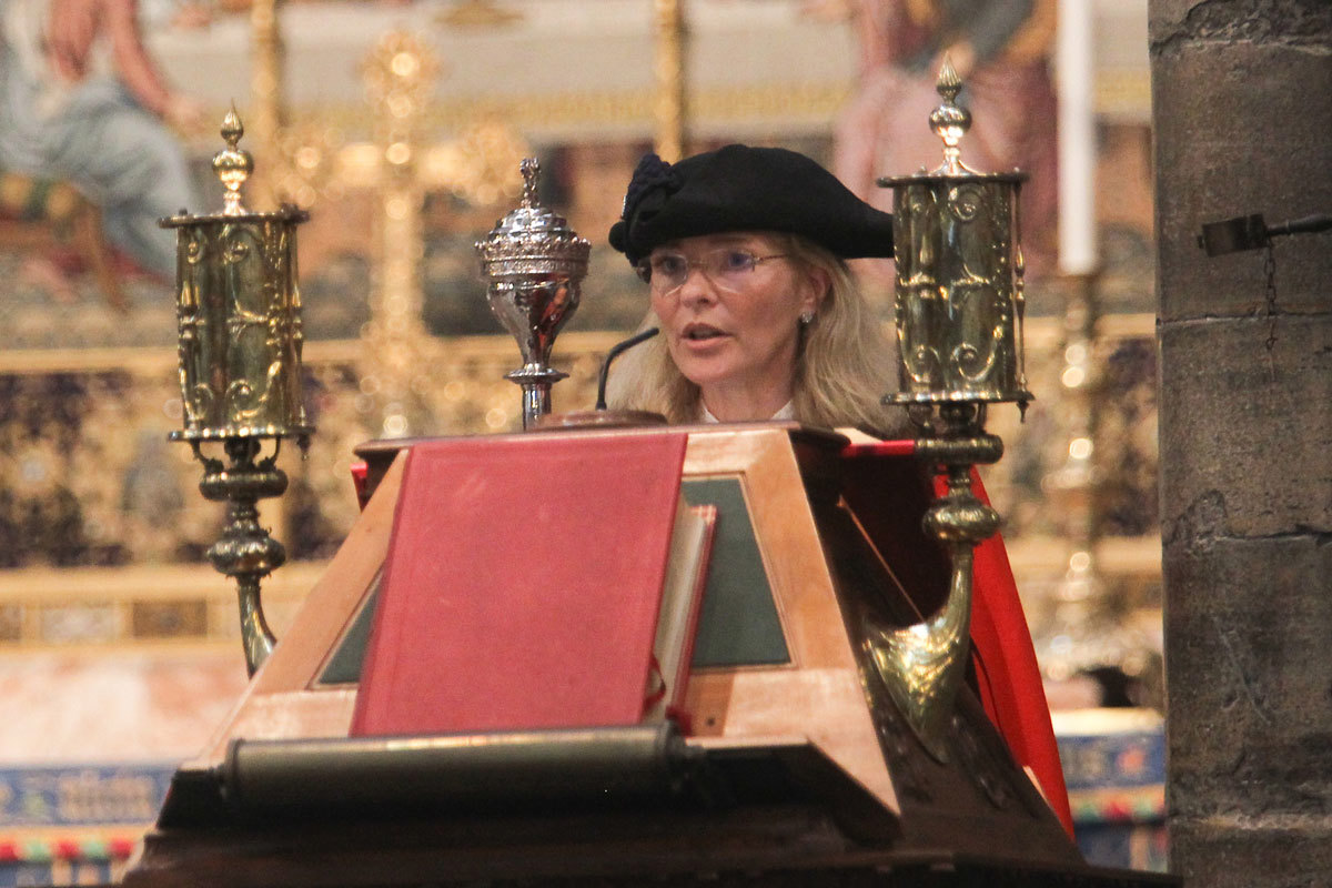 Leader of the Council, Cllr. Phillipa Roe, reads Isaiah 12