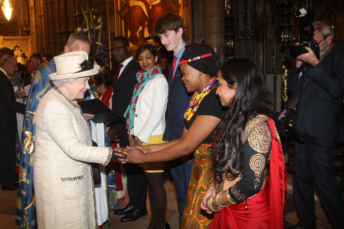 Her Majesty The Queens meets a performer
