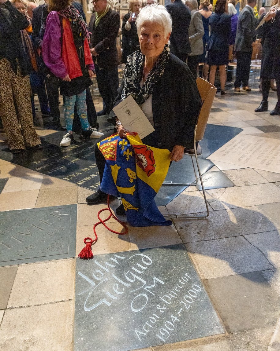 Dame Judi Dench by the John Gielgud memorial