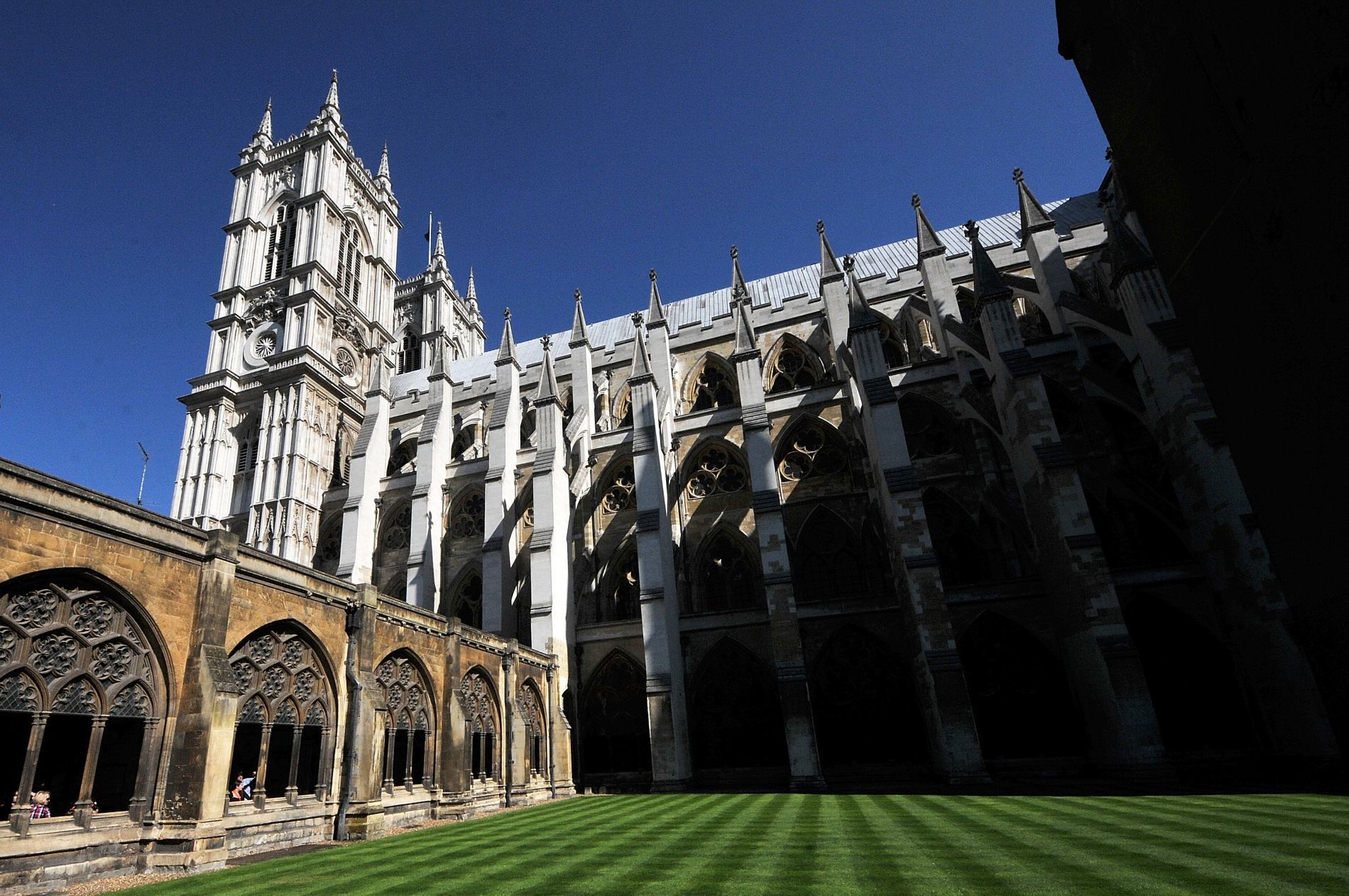 Clear sunny skies over Westminster Abbey