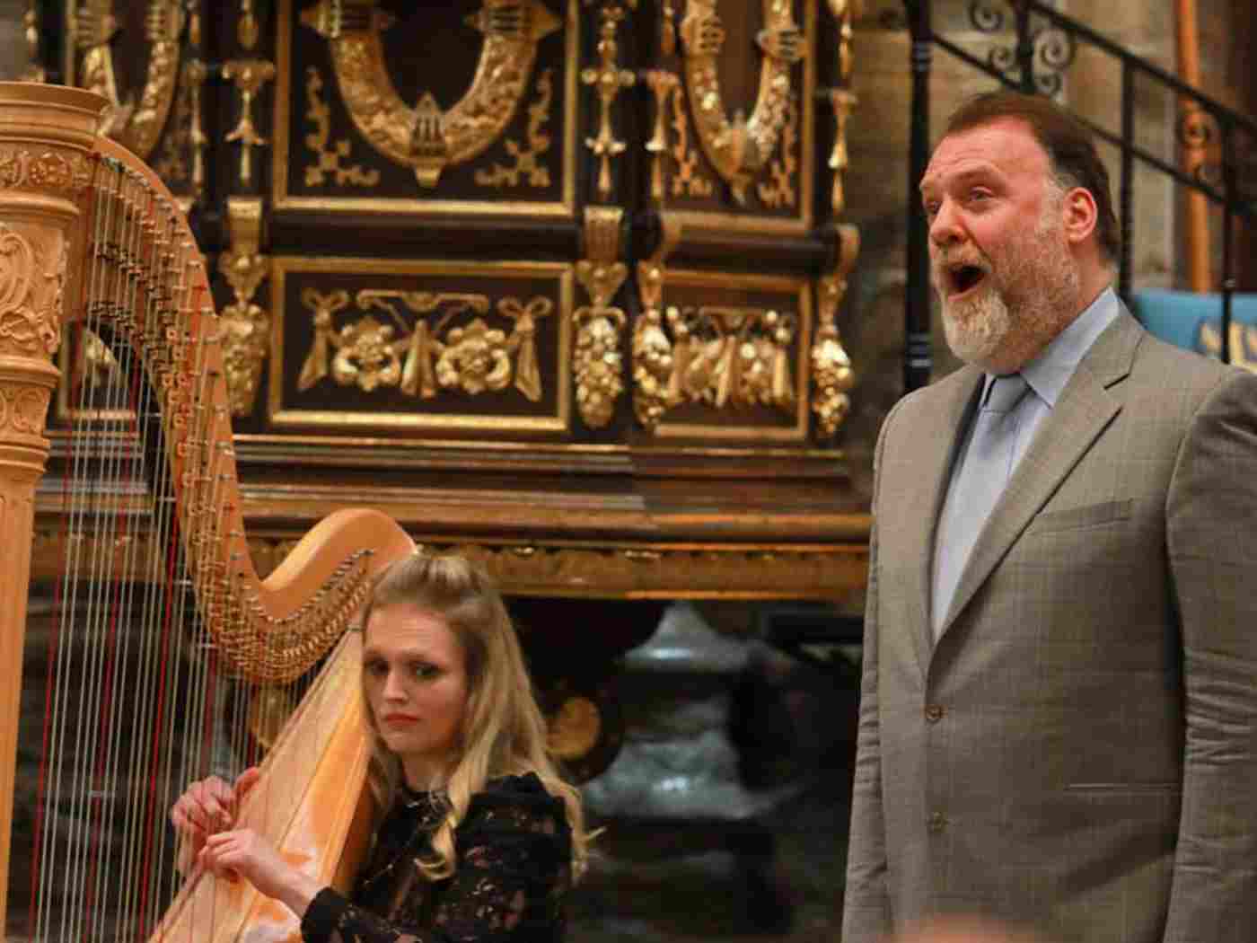Sir Bryn Terfel, accompanied by Hannah Stone, sings 'Suo Gȃn'