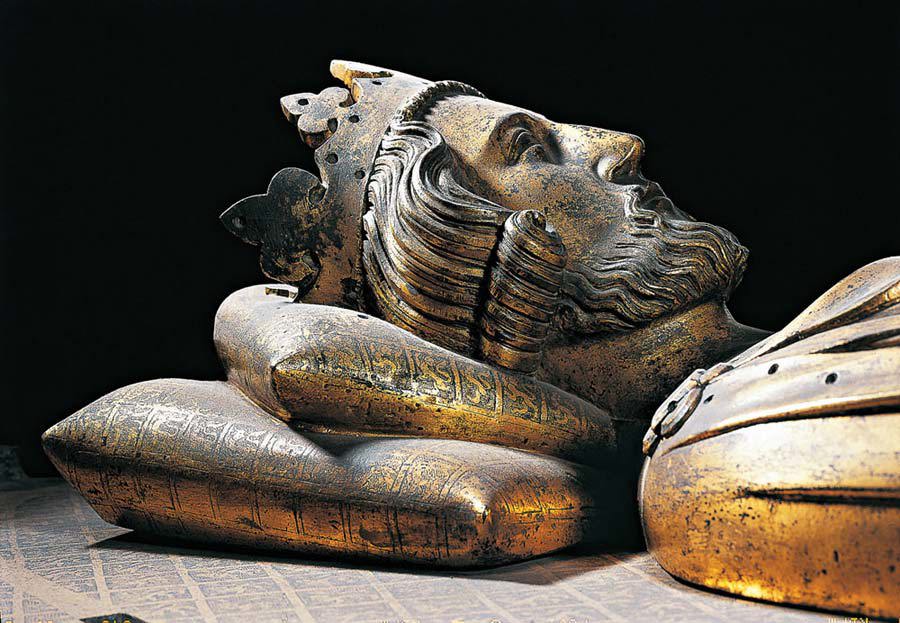 Bronze effigy of Henry III, wearing a crown, his head resting on a pillow