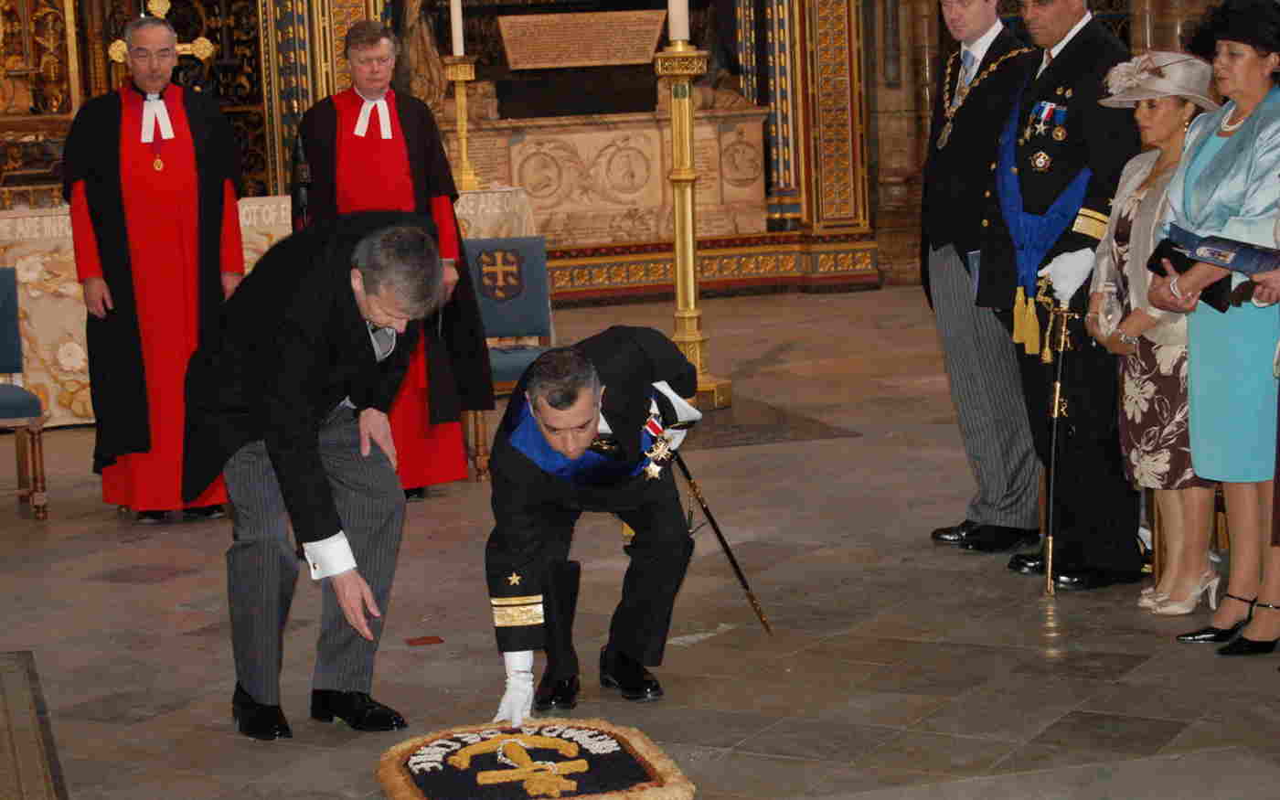 Chilean Navy lay wreath for Cochrane
