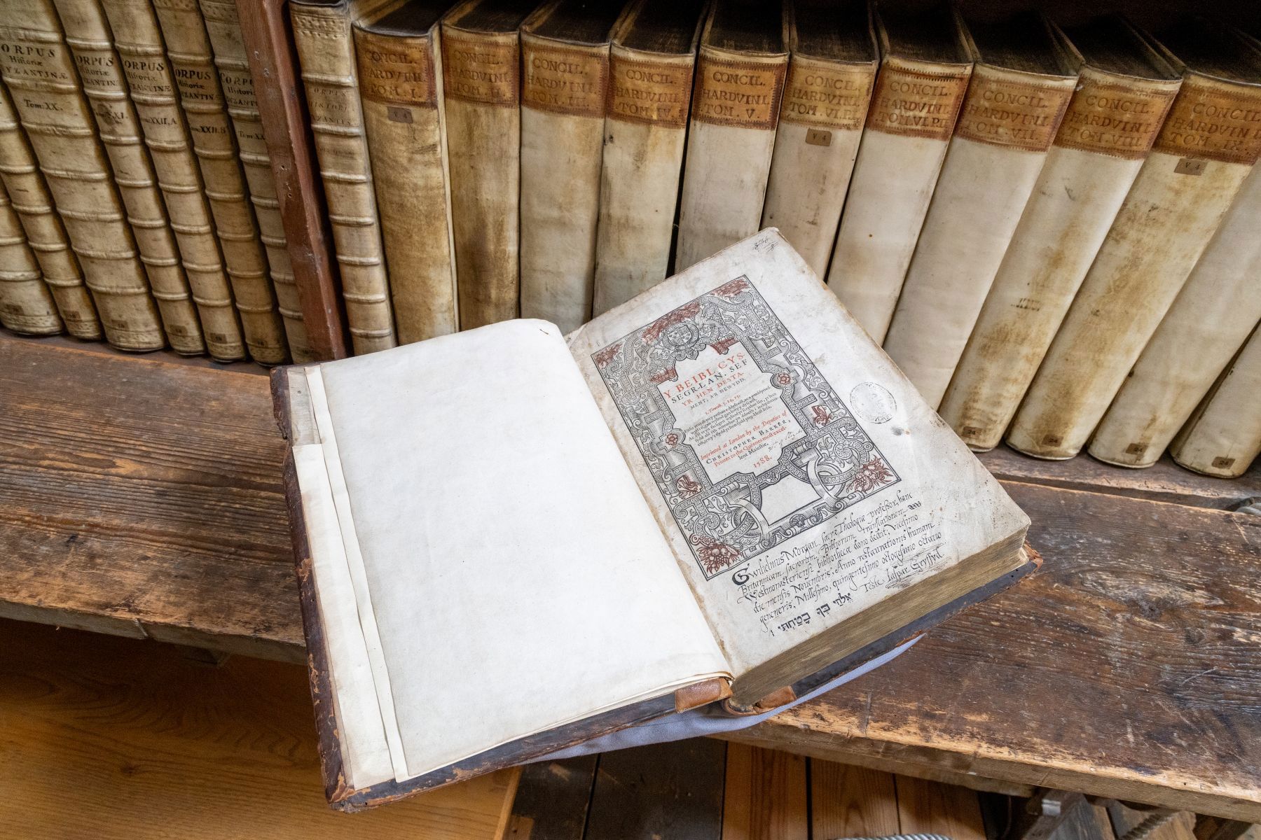 Abbey loans rare 1588 first edition Welsh Bible to St Davids Cathedral