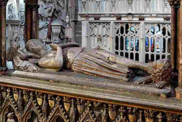 Stone tomb effigy of Edmund Crouchback Earl of Lancaster, his hands clasped in prayer