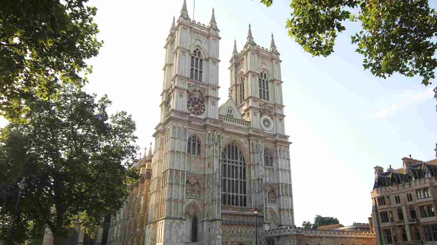 The west towers of Westminster Abbey in the sunshine