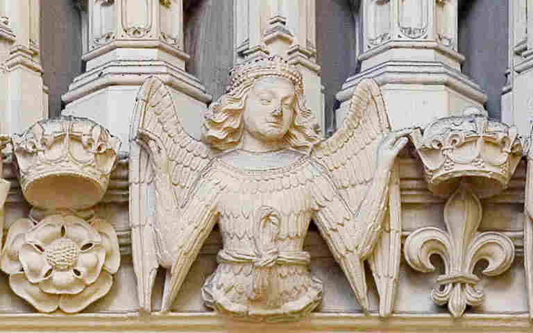 Photograph of angel frieze surrounded by an English rose and French fleur-de-lis in the Lady Chapel of Westminster Abbey