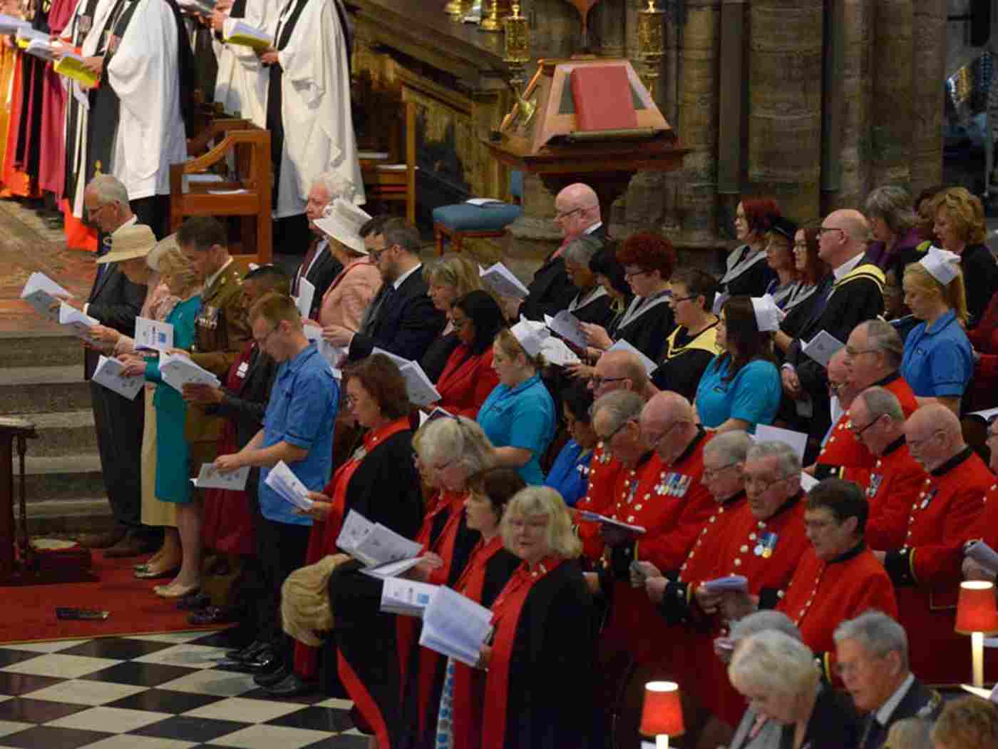 The congregation sings The Hymn