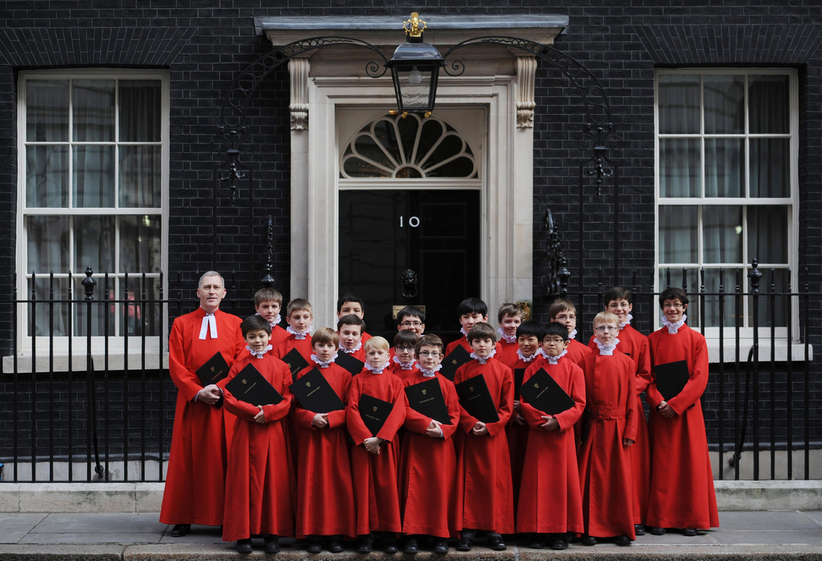 Choristers sing for Prime Minister