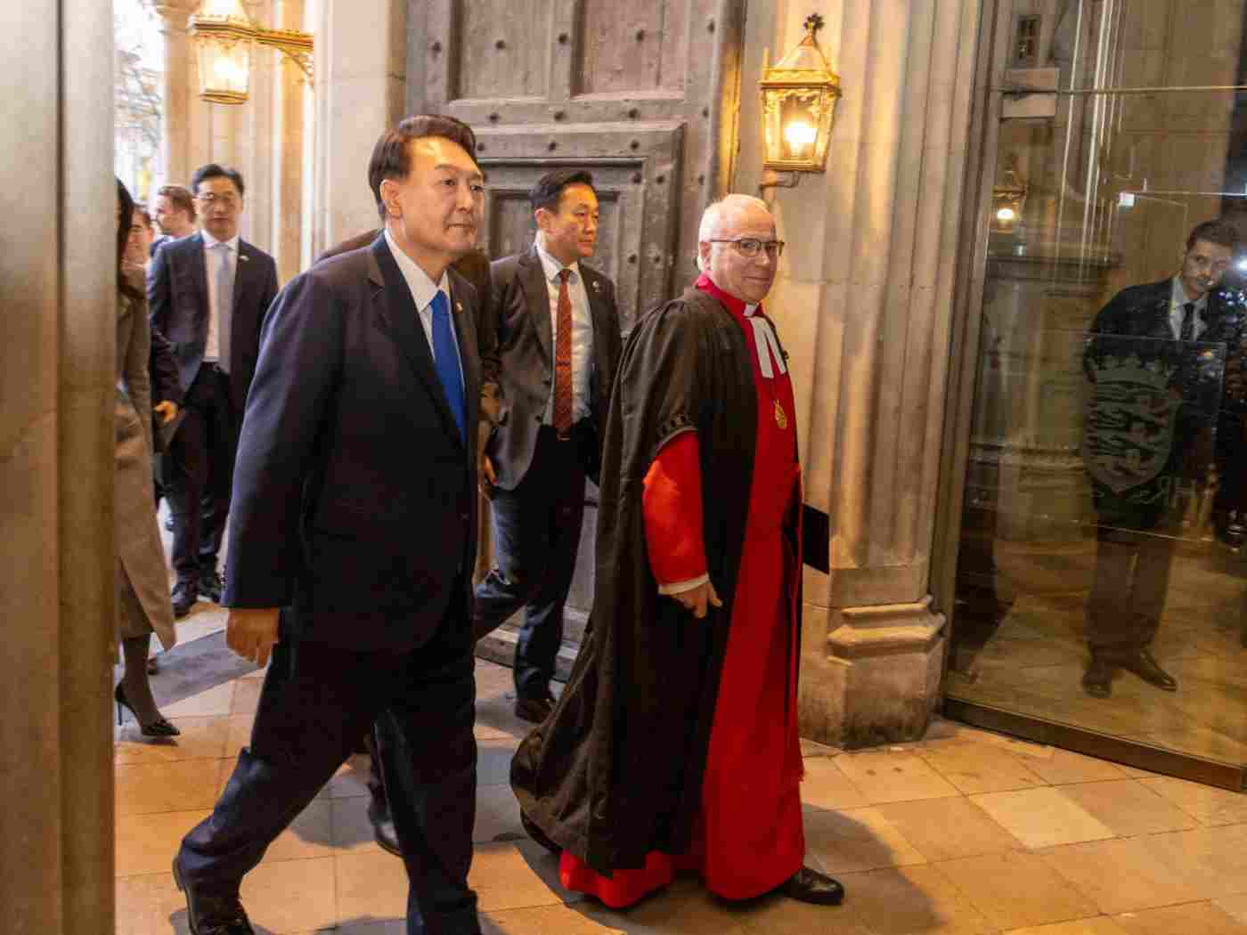 The President of the Korea Republic with the Dean of Westminster