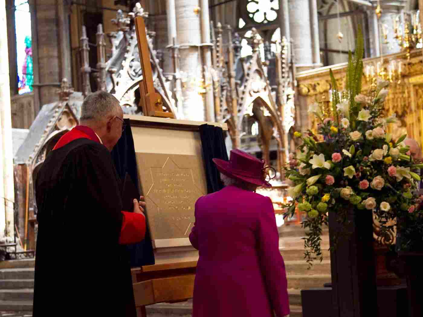The Queen unveils a plaque to mark the opening of the Galleries