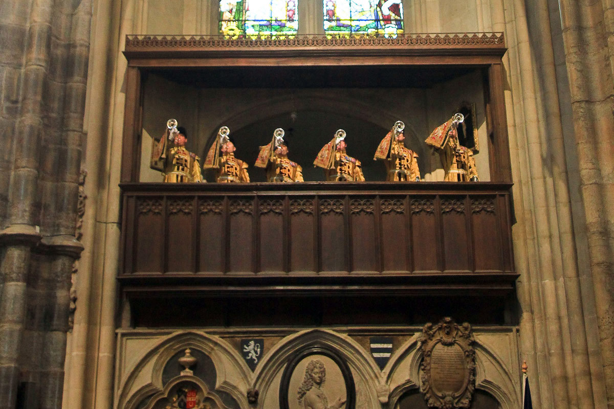 The State Trumpets sound a fanfare from Abbot's Pew