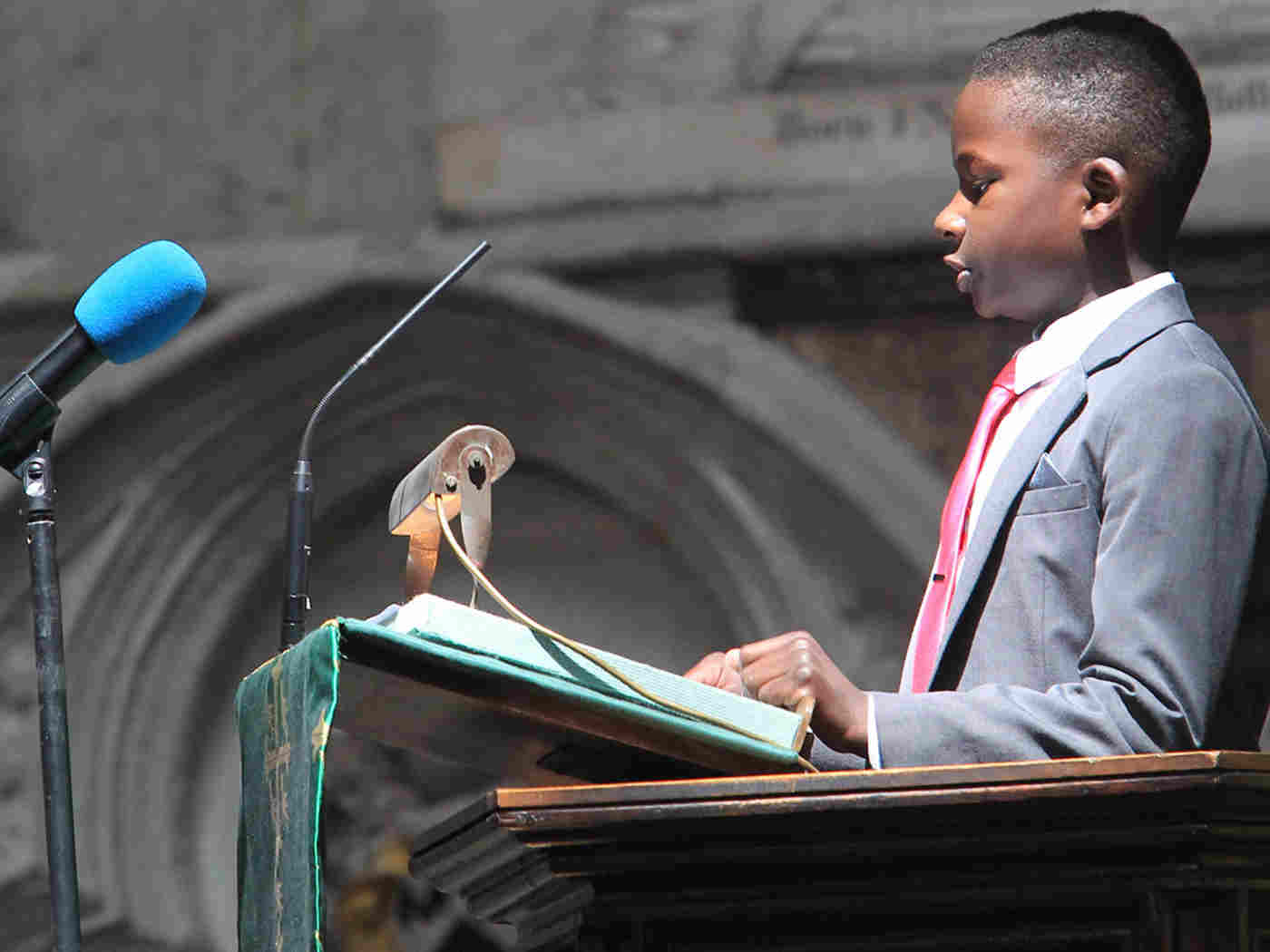 Jayden Hamilton reads 2 Corinthians 4: 6-9