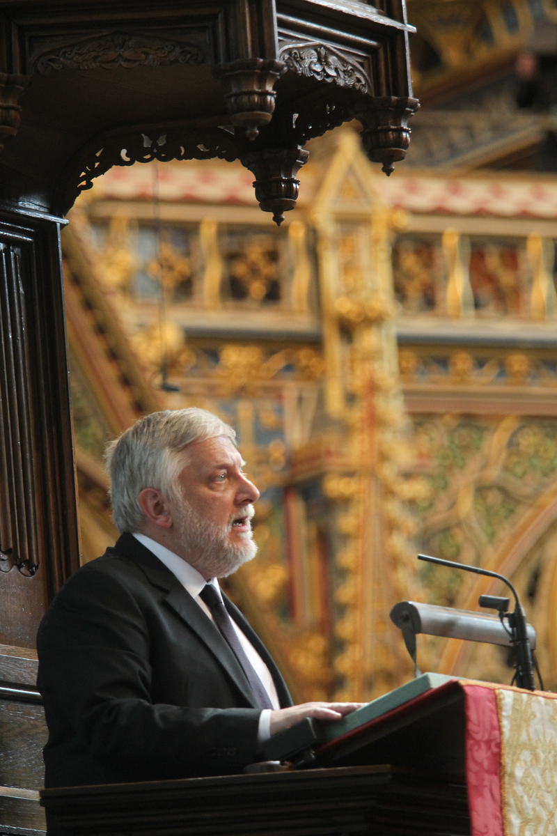 Simon Russell Beal reads from the Nave Pulpit