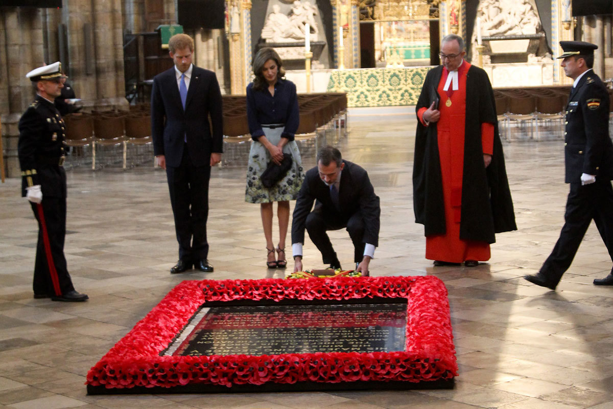 King Felipe VI lays a wreath in honour of the fallen of the two World Wars and more recent conflicts