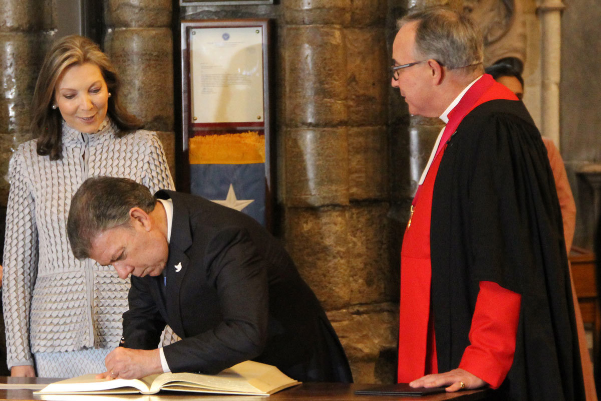His Excellency Mr Juan Manuel Santos, President of Colombia, signs' the Distinguished Visitors' Book