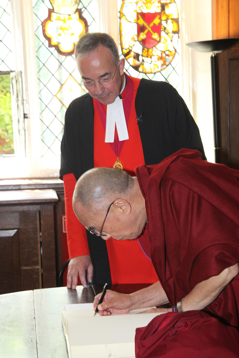 The Dalai Lama signs the Distinguished Visitors' Book