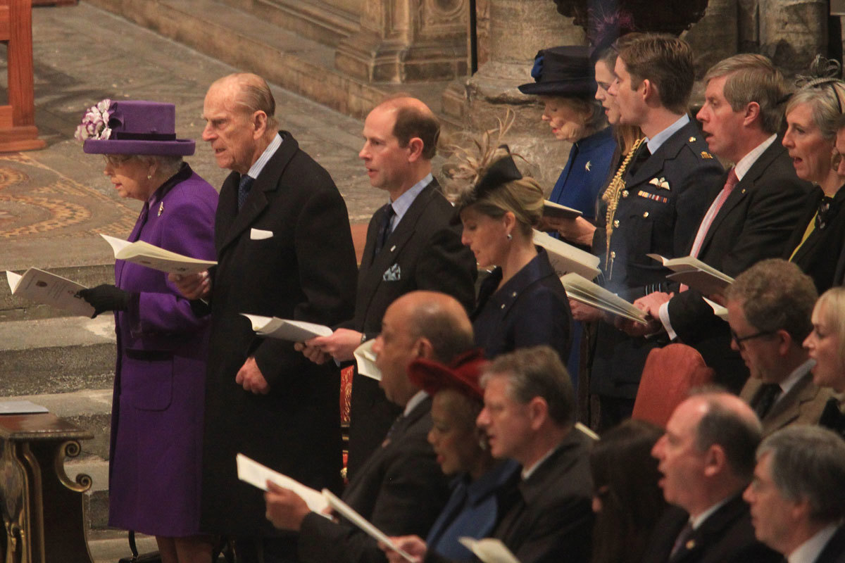 The congregation sing the Hymn Guide Me O, Thou Great Redeemer