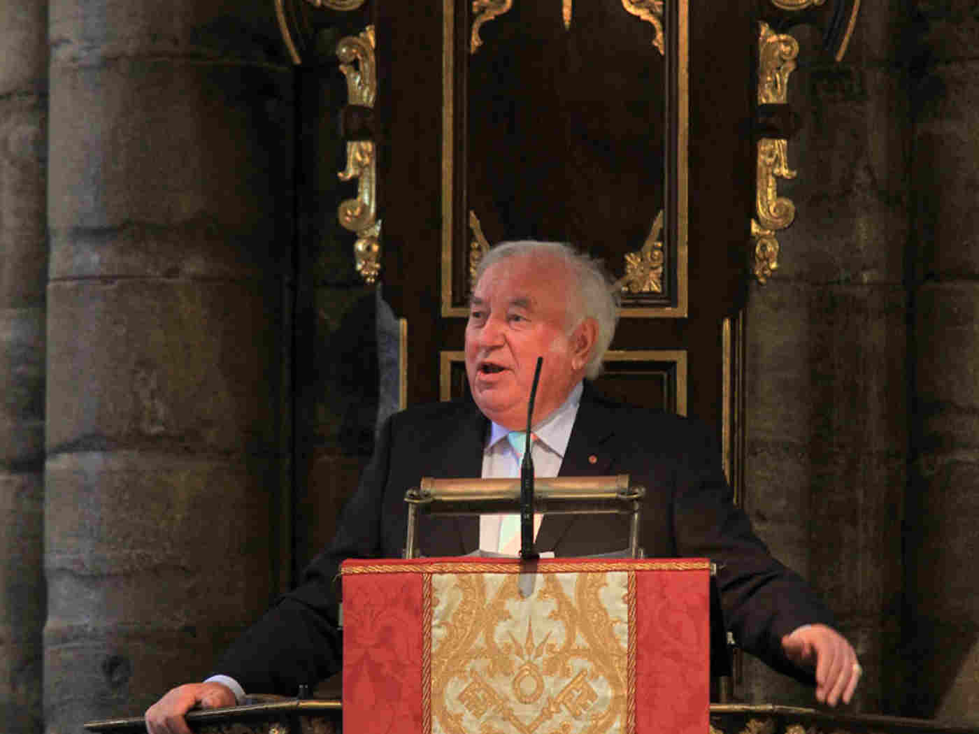 Jimmy Tarbuck OBE gives a Tribute