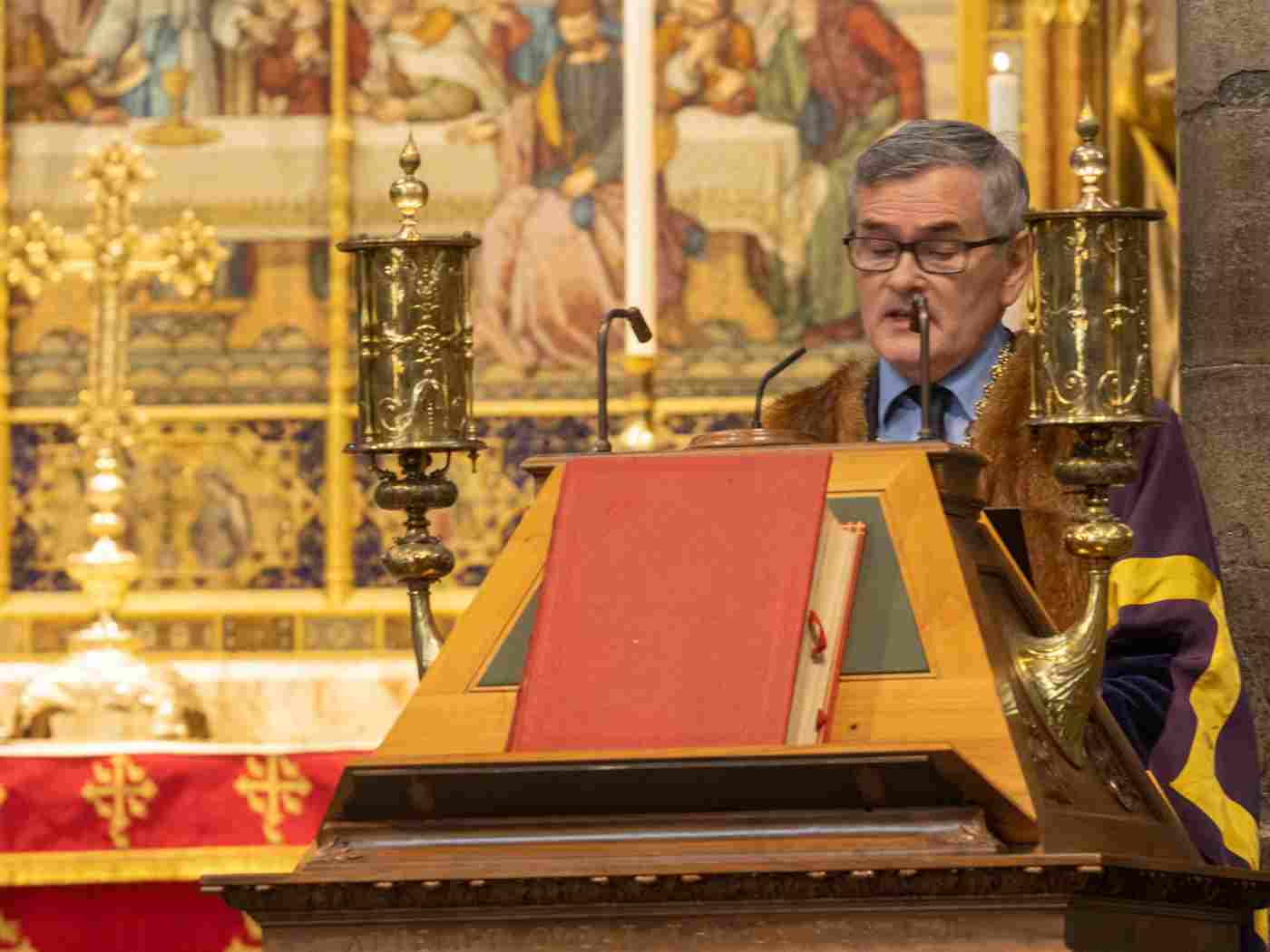 Jeff Kelly, Master of the Musicians' Company, gives a reading