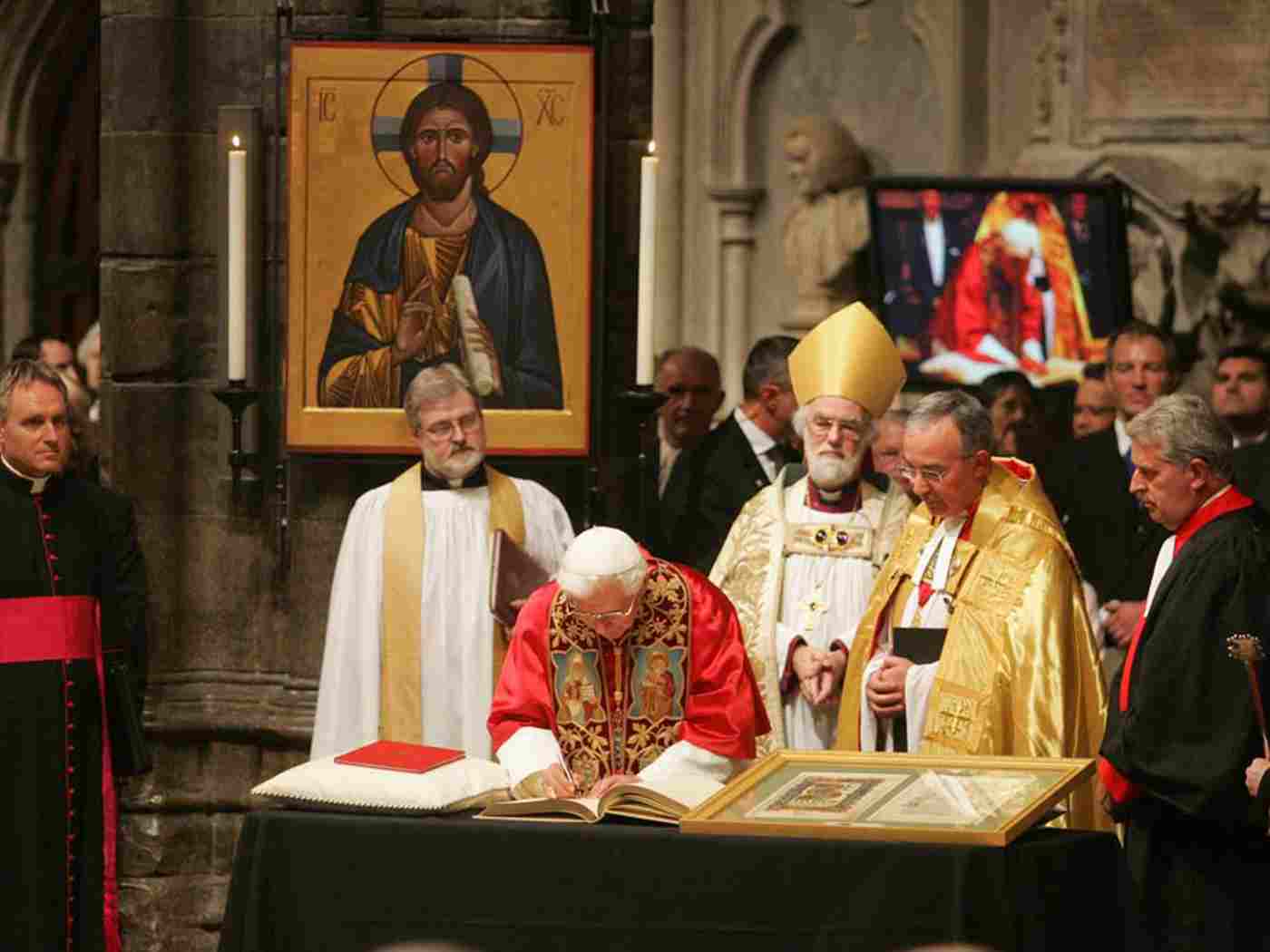 The Pope signs the Distinguished Visitors' Book