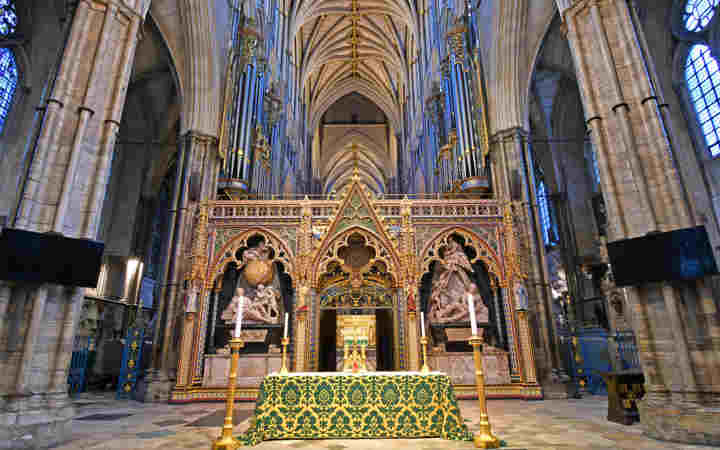 Photograph of the nave altar in front of the quire screen within Westminster Abbey