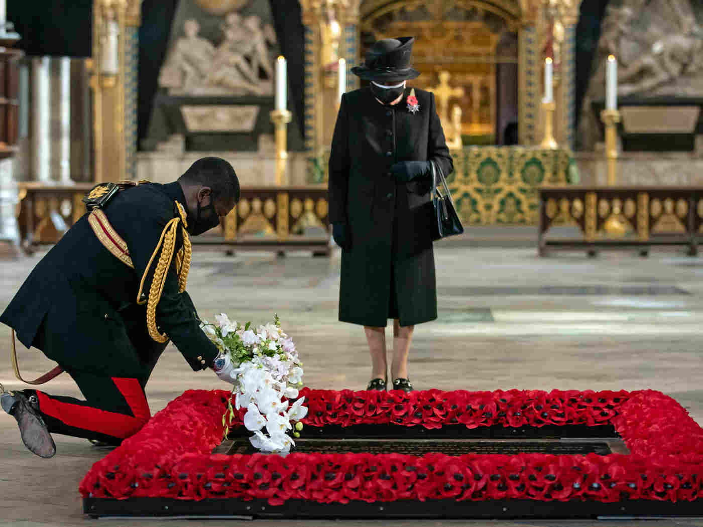 Lieutenant Colonel Nana Kofi Twumasi-Ankrah lays The Queen's bouquet on the Grave