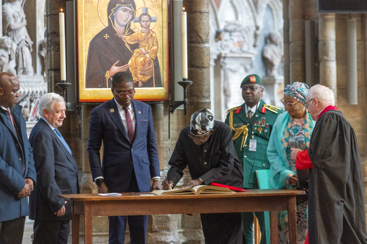 The President signs the Distinguished Visitors' Book
