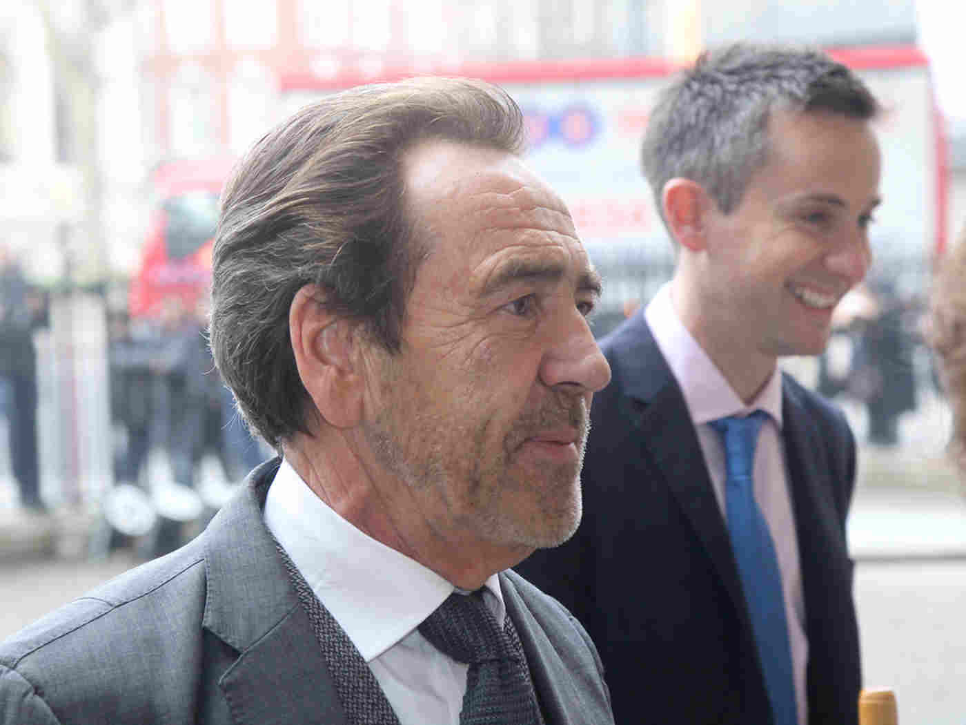 Robert Lindsay