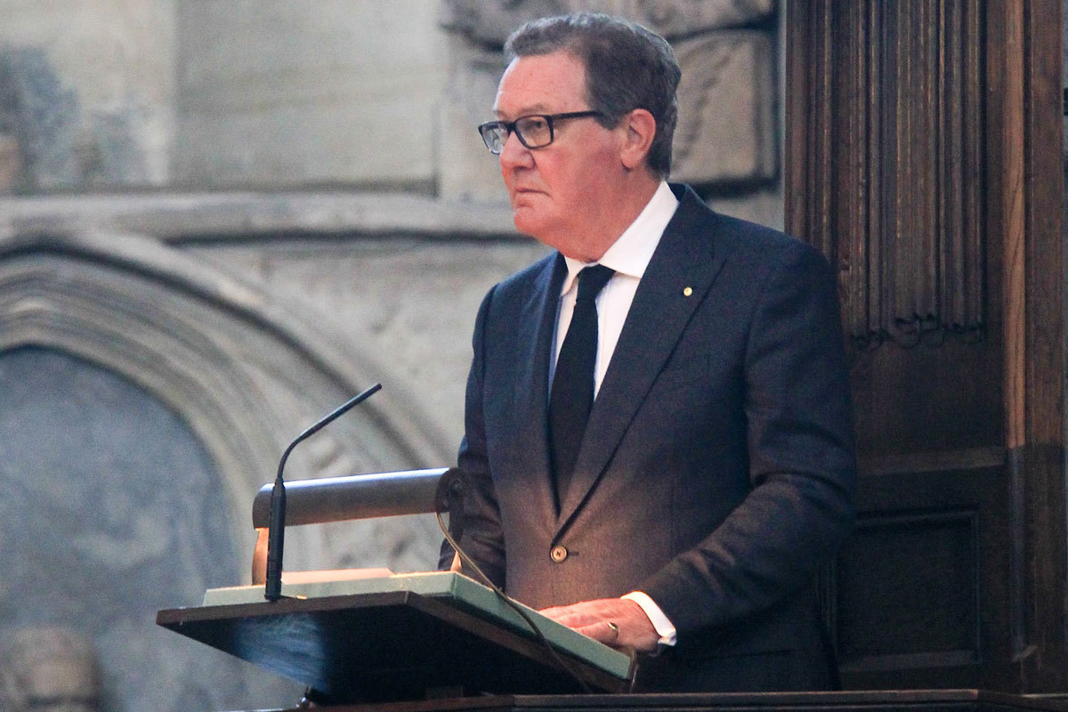 His Excellency The Honourable Alexander Downer AC, High Commissioner for Australia, reads isaiah 9: 1-7 from the Nave Pulpit